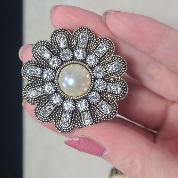 Floral Brooch and Flower Statement Rings in Cream and Brass / SilverTone - Picture 8 of 14